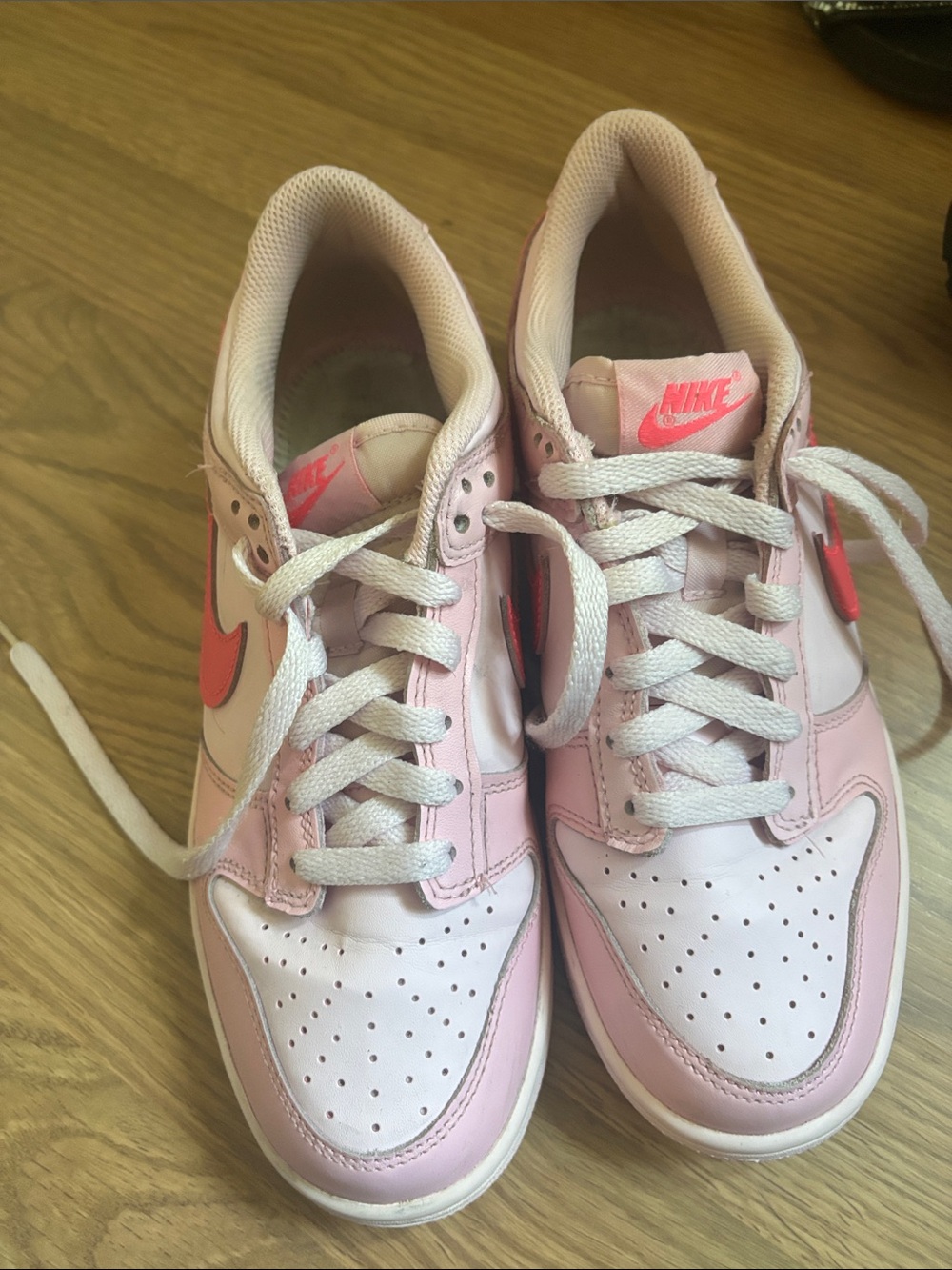 Nike Low-Top Women's Sneakers in Pink and White